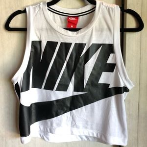 Cropped Nike tank